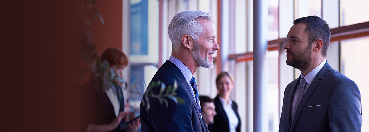 Due business man si incontrano in un ufficio.