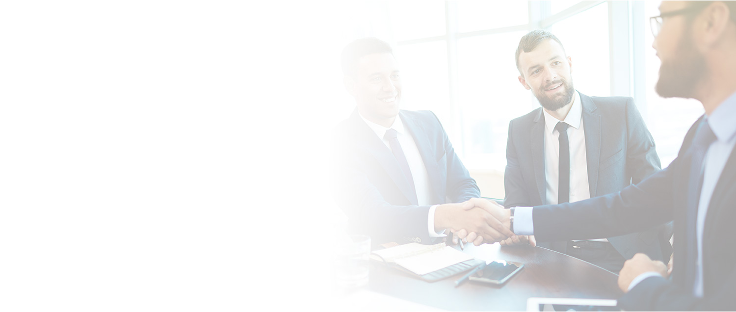 Giovani uomini d'affari si stringono la mano durante un meeting.