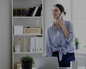 Giovane donna al lavoro