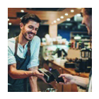 Ragazzo paga con lo smartphone in un caffè.