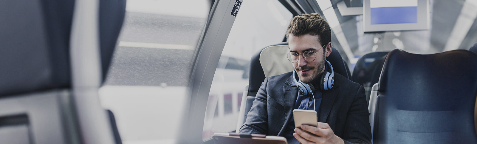 Businessman opera in mobilità con smartphone e tablet.