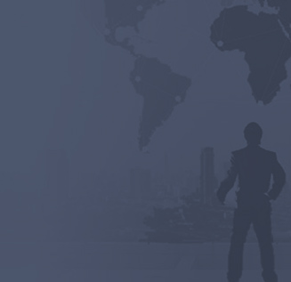 Uomo di fronte a un planisfero.