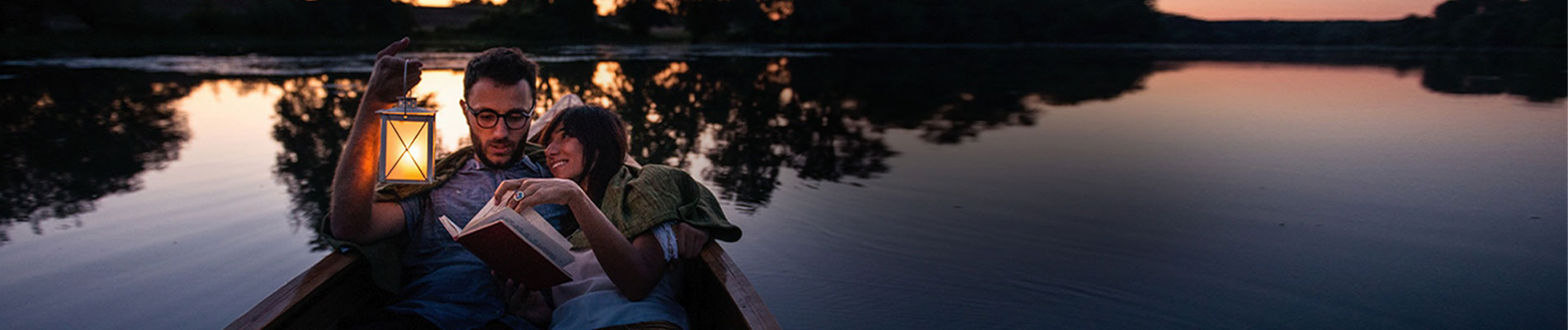Romantico giro in banca di una coppia al tramonto.